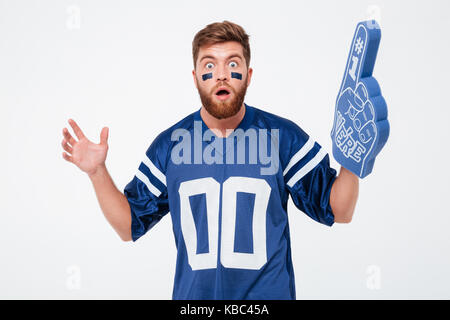 Schockiert männlichen Fan T-Shirt in Blau auf weißem Hintergrund. Suchen Kamera. Stockfoto
