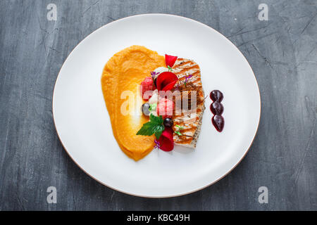 Gegrillte Türkei Filet mit Kürbispüree und Gemüse auf weiße Platte. Ansicht schließen. Stockfoto