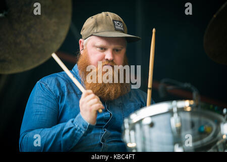 Die international renommierte norwegische Jazzband Jaga Jazzist spielt ein Live-Konzert beim norwegischen Musikfestival Bergenfest 2015 in Bergen. Hier wird Schlagzeuger, Sänger und Multiinstrumentalist Martin Horntveth live auf der Bühne abgebildet. Norwegen, 13/06 2015. Stockfoto