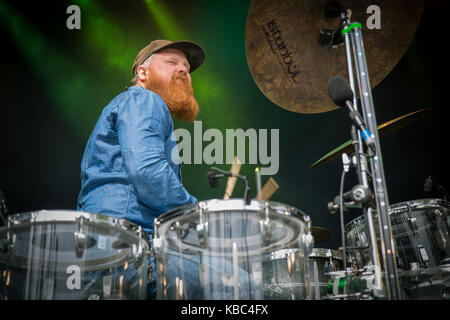 Die international renommierte norwegische Jazzband Jaga Jazzist spielt ein Live-Konzert beim norwegischen Musikfestival Bergenfest 2015 in Bergen. Hier wird Schlagzeuger, Sänger und Multiinstrumentalist Martin Horntveth live auf der Bühne abgebildet. Norwegen, 13/06 2015. Stockfoto