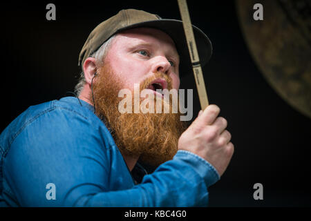 Die international renommierte norwegische Jazzband Jaga Jazzist spielt ein Live-Konzert beim norwegischen Musikfestival Bergenfest 2015 in Bergen. Hier wird Schlagzeuger, Sänger und Multiinstrumentalist Martin Horntveth live auf der Bühne abgebildet. Norwegen, 13/06 2015. Stockfoto