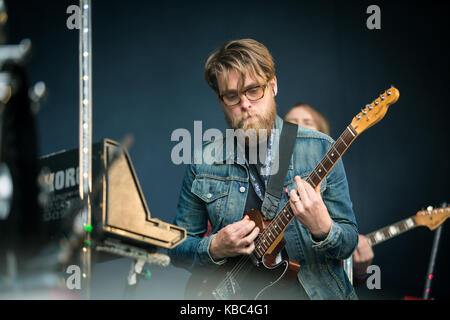 Die international renommierte norwegische Jazzband Jaga Jazzist spielt ein Live-Konzert beim norwegischen Musikfestival Bergenfest 2015 in Bergen. Hier ist Gitarrist und Multiinstrumentalist Andreas Mjøs live auf der Bühne zu sehen. Norwegen, 13/06 2015. Stockfoto