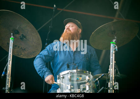 Die international renommierte norwegische Jazzband Jaga Jazzist spielt ein Live-Konzert beim norwegischen Musikfestival Bergenfest 2015 in Bergen. Hier wird Schlagzeuger, Sänger und Multiinstrumentalist Martin Horntveth live auf der Bühne abgebildet. Norwegen, 13/06 2015. Stockfoto