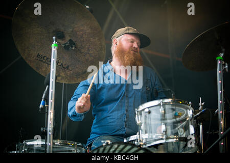 Die international renommierte norwegische Jazzband Jaga Jazzist spielt ein Live-Konzert beim norwegischen Musikfestival Bergenfest 2015 in Bergen. Hier wird Schlagzeuger, Sänger und Multiinstrumentalist Martin Horntveth live auf der Bühne abgebildet. Norwegen, 13/06 2015. Stockfoto