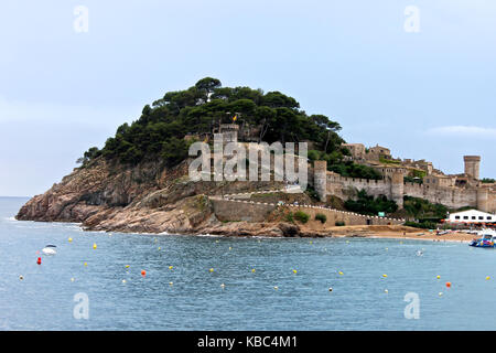 Blick auf die Vila Vella, eine Festung in Tossa de Mar, Katalonien, Spanien, mit einer Statue der Minerva, die römische Göttin der Weisheit, im Vordergrund. Stockfoto