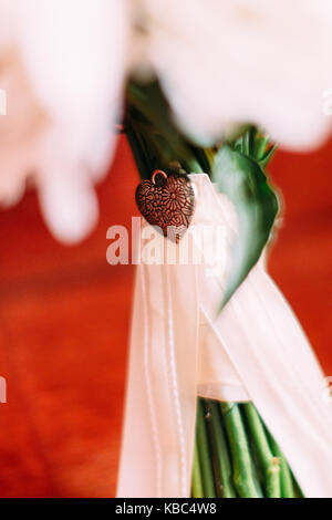 Eisen Herz ziert das Wedding Bouquet. Stockfoto