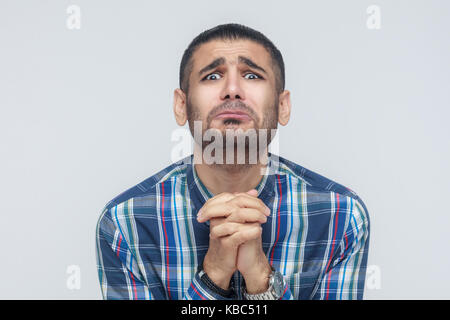 Bitte helfen Sie mir! Bärtiger Mann eine Hilfe. Auf grauem Hintergrund isoliert, Studio shot Stockfoto