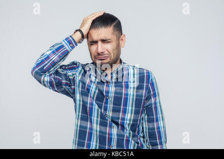 Schlechte Emotionen und Gefühle. Kopfschmerzen. Geschäftsmann berühren Kopf und haben eine Migräne. Außenaufnahme Stockfoto