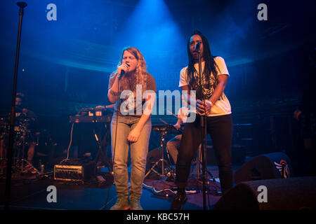 Die englische Rapper, Lyriker und Spoken Word Artist Kate Tempest (L) führt ein Live Konzert im Niederländischen Showcase Festival und Musik Konferenz Eurosonic Festival 2015. Niederlande, 16/01 2015. Stockfoto