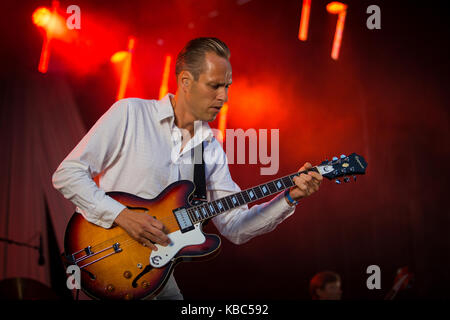 Die norwegische Pop-Disco-Rockband King Midas spielt ein Live-Konzert beim norwegischen Musikfestival Øyafestivalen 2014. Hier ist Gitarrist und Musiker Hansi Fritzner (auch DJ Hansi genannt) live auf der Bühne zu sehen. Norwegen, 09/08 2014. Stockfoto