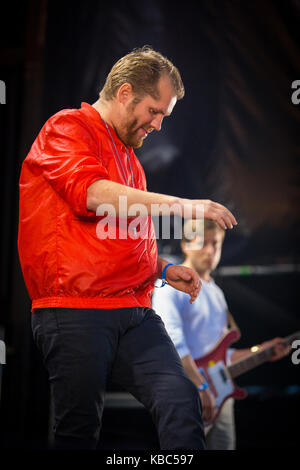 Die norwegische Pop-disco-rock Band König Midas führt ein Live Konzert in der norwegischen Musik Festival Øyafestivalen 2014. Hier Sänger und Musiker Andere Spielwaren Woltmann (auch als Ando bekannt) wird dargestellt, live auf der Bühne. Norwegen, 09/08 2014. Stockfoto