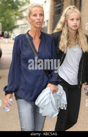 Ulrika Jonsson und ihre Tochter außerhalb ITV Studios mit: Ulrika Jonsson Wo: London, Großbritannien Wann: 29 Aug 2017 Quelle: Rocky/WENN.com Stockfoto