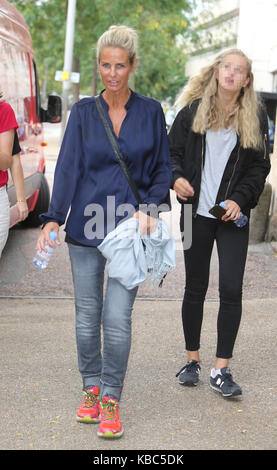 Ulrika Jonsson und ihre Tochter außerhalb ITV Studios mit: Ulrika Jonsson Wo: London, Großbritannien Wann: 29 Aug 2017 Quelle: Rocky/WENN.com Stockfoto