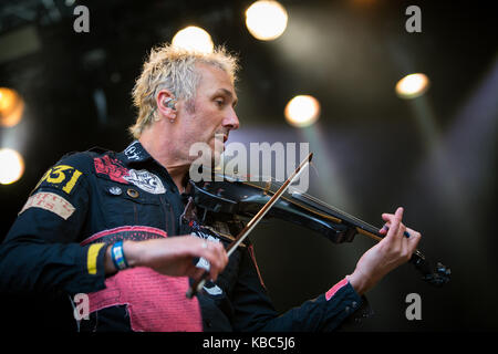 Die englische Alternative Rock Band Levellers führt ein Live Konzert in der norwegischen Musik Festival Bergenfest 2015 in Bergen. Hier Musiker Jonathan Sevink auf Geige wird dargestellt, live auf der Bühne. Norwegen, 13/06 2015. Stockfoto