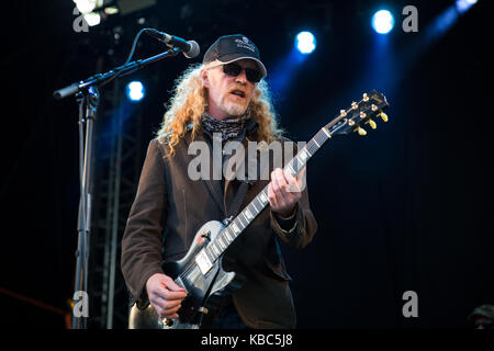 Die englische Alternative Rock Band Levellers führt ein Live Konzert in der norwegischen Musik Festival Bergenfest 2015 in Bergen. Hier Musiker Simon Freund an der Gitarre wird dargestellt, live auf der Bühne. Norwegen, 13/06 2015. Stockfoto