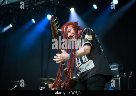 Die englische Alternative Rock Band Levellers führt ein Live Konzert in der norwegischen Musik Festival Bergenfest 2015 in Bergen. Hier Musiker Jeremy Cunningham am Bass wird dargestellt, live auf der Bühne. Norwegen, 13/06 2015. Stockfoto