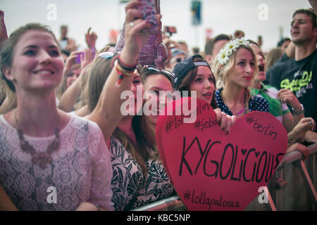 Enthusiastisch und energiegeladene Musik Fans bei einem Konzert mit der Norwegischen DJ und Produzent Kygo, die an der Musik Festival Lollapalooza 2015 in Berlin führt verrückt. Deutschland, 13/09 2015. Stockfoto