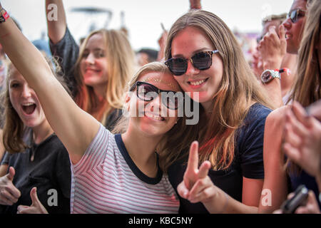 Enthusiastisch und energiegeladene Musik Fans bei einem Konzert mit der Norwegischen DJ und Produzent Kygo, die an der Musik Festival Lollapalooza 2015 in Berlin führt verrückt. Deutschland, 13/09 2015. Stockfoto