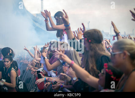 Enthusiastisch und energiegeladene Musik Fans bei einem Konzert mit der Norwegischen DJ und Produzent Kygo, die an der Musik Festival Lollapalooza 2015 in Berlin führt verrückt. Deutschland, 13/09 2015. Stockfoto