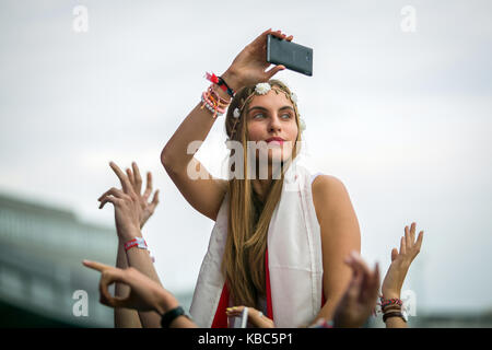 Enthusiastisch und energiegeladene Musik Fans bei einem Konzert mit der Norwegischen DJ und Produzent Kygo, die an der Musik Festival Lollapalooza 2015 in Berlin führt verrückt. Deutschland, 13/09 2015. Stockfoto