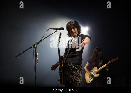 Die englische Rockband üppigen führt ein Live Konzert in der norwegischen Musik Festival Øyafestivalen 2016 in Oslo. Hier Sänger und Musiker Miki Berenyi ist live auf der Bühne gesehen. Norwegen, 12/08 2016. Stockfoto