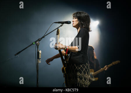 Die englische Rockband üppigen führt ein Live Konzert in der norwegischen Musik Festival Øyafestivalen 2016 in Oslo. Hier Sänger und Musiker Miki Berenyi ist live auf der Bühne gesehen. Norwegen, 12/08 2016. Stockfoto