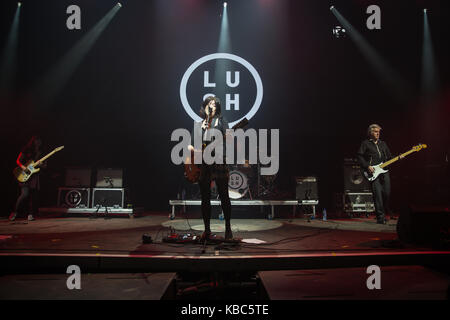 Die englische Rockband üppigen führt ein Live Konzert in der norwegischen Musik Festival Øyafestivalen 2016 in Oslo. Hier Sänger und Musiker Miki Berenyi ist live auf der Bühne gesehen. Norwegen, 12/08 2016. Stockfoto