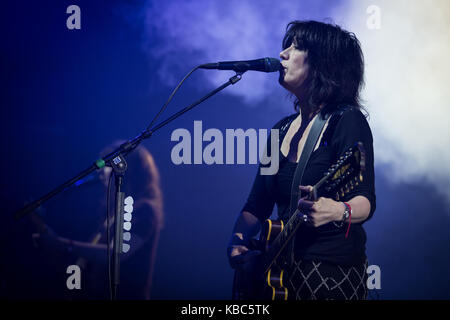 Die englische Rockband üppigen führt ein Live Konzert in der norwegischen Musik Festival Øyafestivalen 2016 in Oslo. Hier Sänger und Musiker Miki Berenyi ist live auf der Bühne gesehen. Norwegen, 12/08 2016. Stockfoto