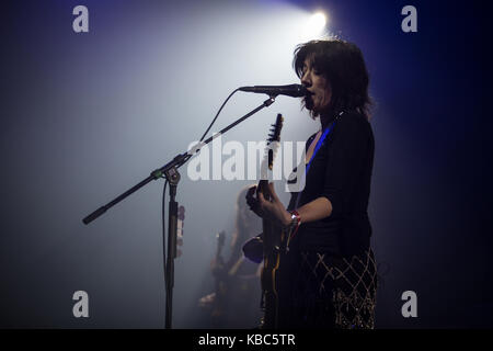 Die englische Rockband üppigen führt ein Live Konzert in der norwegischen Musik Festival Øyafestivalen 2016 in Oslo. Hier Sänger und Musiker Miki Berenyi ist live auf der Bühne gesehen. Norwegen, 12/08 2016. Stockfoto