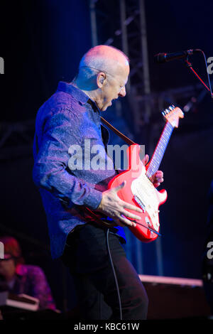 Der britische Sänger, Songwriter und Blues-Rock-Musiker Mark Knopfler spielt ein Live-Konzert beim norwegischen Musikfestival Bergenfest 2013. Mark Knopfler ist auch als Leadsänger in der Rockband Dire Straits bekannt. Norwegen, 12/06 2013. Stockfoto