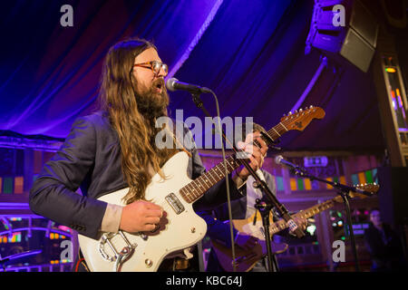 Der amerikanische Sänger, Songwriter und Musiker Matthew E. Weiß führt ein Live Konzert in der norwegischen Musik Festival Bergenfest 2015 in Bergen. Norwegen, 11/06 2015. Stockfoto