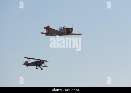 Airshow Festa Al Cel Lleida - Barcelona - Spanien, BÜCKER BU-131-JUNGMANN, Beechcraft T-34 Mentor, Aeroclub Sabadell Stockfoto