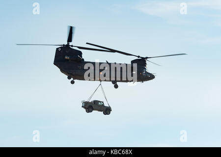 Airshow Festa Al Cel Lleida Barcelona - Spanien, Hubschrauber CH-47 Boeing Chinook, Fallschirm Tropfen spanische Team Stockfoto