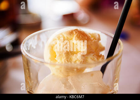 Kalte erfrischenden Griechischen frappe Kaffee, zubereitet mit einer Kugel Vanilleeis Stockfoto