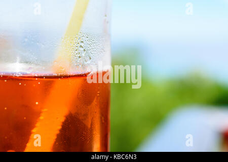 Nahaufnahme der kalten Glas Aperol Spritz mit Kondensation Stockfoto