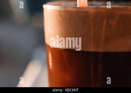 Kalte erfrischenden Griechischen frappe Kaffee mit Schaum und Blasen vorbereitet mit Vanilleeis Stockfoto