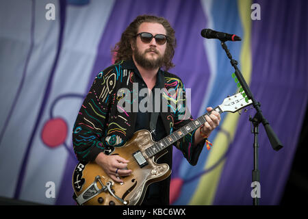 Die US-amerikanische Rockband My Morning Jacket führt ein Live Konzert im Music festival Lollapalooza 2015 in Berlin. Hier Sänger und Musiker Jim James wird dargestellt, live auf der Bühne. Deutschland, 13/09 2015. Stockfoto