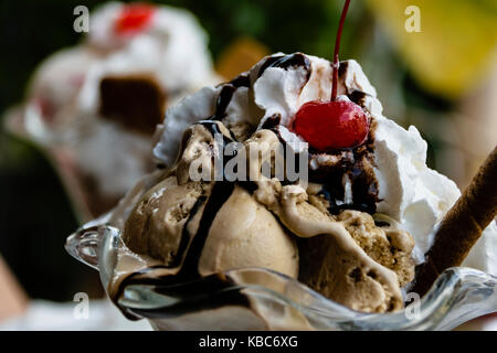 Schokolade Eisbecher mit Sauce Stockfoto
