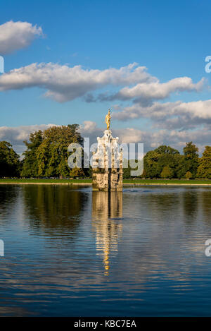 Diana Brunnen, eine Statue des 17. Jahrhunderts Ensemble und Wasserspiel in Einem aus dem 18. Jahrhundert, Bushy Park, London, England, Großbritannien Stockfoto