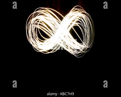 Abstrakte lange Belichtung des Infinity Symbol während der Nacht Stockfoto