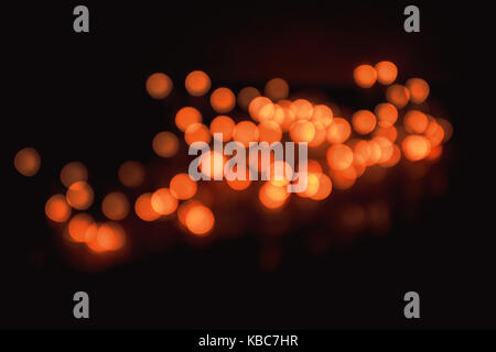 Abstrakte Nahaufnahme Von Komplizierten Defokussierten Orange Weihnachtslichter, Die Chinesischen Laternen Ähneln, Aufgenommen Mit Der Vintage-Linse Helios 44-2 Während Der Nacht Stockfoto