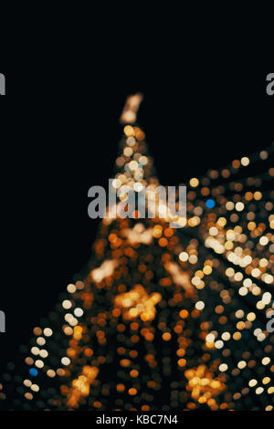 Abstrakte Bokeh der Lichter am Weihnachtsbaum bei Nacht Stockfoto