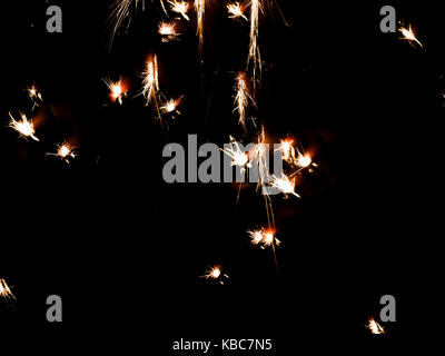 Lange Belichtung von farbigen Feuerstein Funken während der Nacht Stockfoto