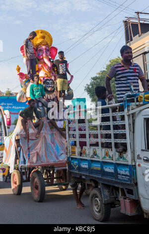 PONDICHEY, PUDUCHERY, Indien - August 29, 2017. Anhänger bringen Loard Ganesha aus der Werkstatt für Prozession mit großen Massen während hinduistische Lord Ganesha c Stockfoto