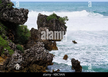 Gunungkidul Timang extreme Beach in der Nähe der Kreuzung zu Watu panjang Island in Yogyakarta, Indonesien. Stockfoto