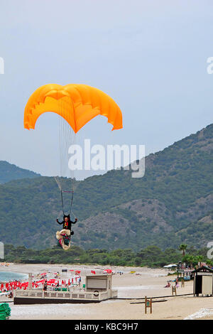 Para-Flugzeug Landung in Oludeniz, Türkei Stockfoto