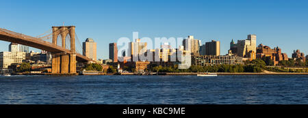 Panoramablick von Brooklyn Riverfront mit der Brooklyn Bridge und Brooklyn Bridge Park. Brooklyn, New York City Stockfoto