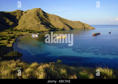 Padar Insel mit malerischen hohen Blick auf die Boote und schöne weiße Sandstrände durch ein weites Meer und ein Teil der Komodo Nationalpark in Flores umgeben, ICH Stockfoto