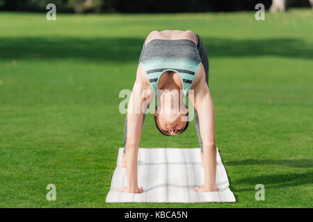 Kaukasische Frau durchführen Yoga Stockfoto