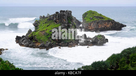 Gunungkidul Timang extreme Beach in der Nähe der Kreuzung zu Watu panjang Island in Yogyakarta, Indonesien. Stockfoto